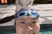 B体育电竞直播-女儿提桶持水枪守护游泳父亲|段子手|小桶_新浪体育_新浪新闻